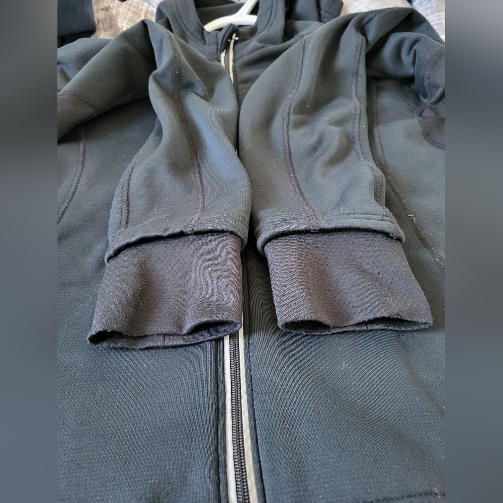 Mens Running Room zip up - Picture 5 of 6